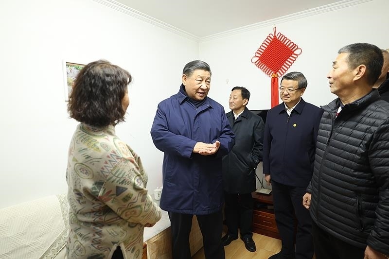 △2023年11月10日下午，習(xí)近平總書記在河北涿州市雙塔街道永濟秀園小區(qū)居民董彩英家看望慰問。