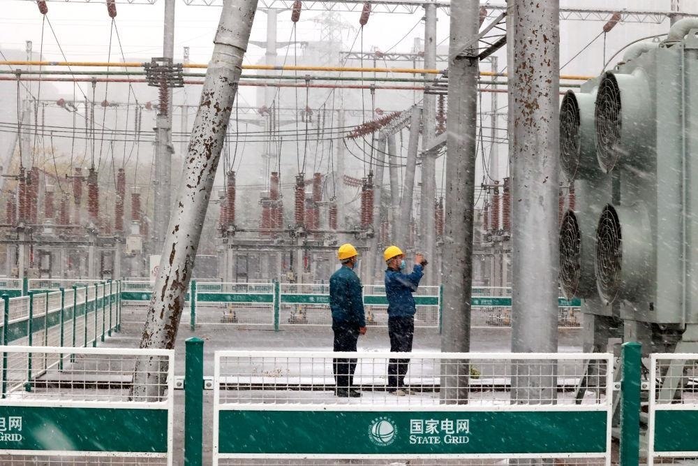 △國網(wǎng)壽光市供電公司變電運維人員在檢查變電站積雪情況。