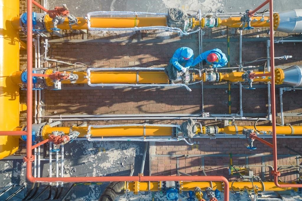 12月17日，黑龍江省哈爾濱市中慶燃?xì)庥邢挢?zé)任公司成高子門站的工作人員在進(jìn)行設(shè)備巡檢，保障燃?xì)夤?yīng)（無人機(jī)照片）。 新華社記者 張濤 攝