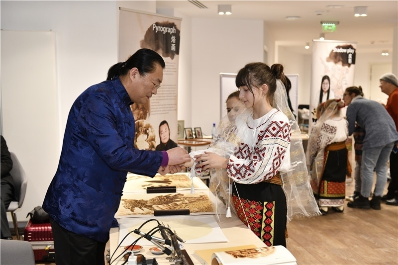 圖為羅馬尼亞小學生在現(xiàn)場體驗烙畫。 布加勒斯特中國文化中心供圖