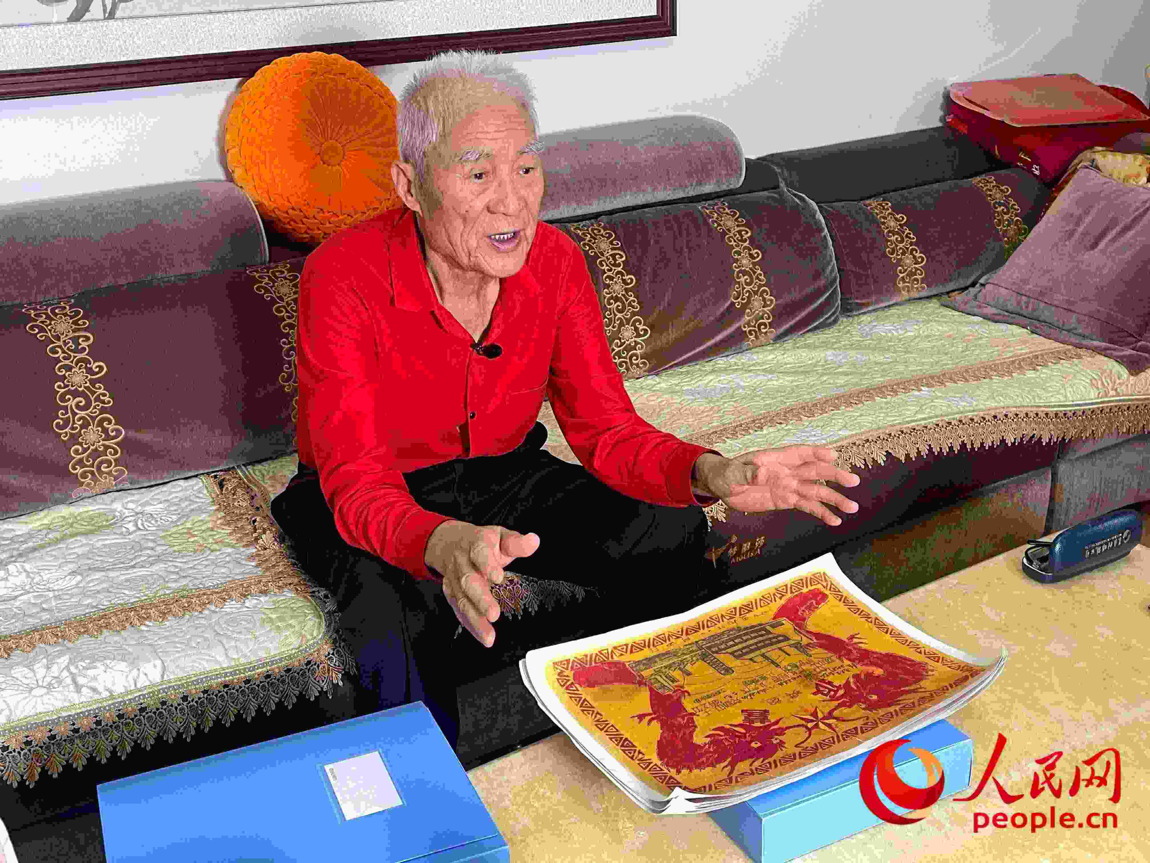 馬太生向采訪(fǎng)團(tuán)講述自己獲得獎(jiǎng)狀的經(jīng)歷。人民網(wǎng) 周靜圓攝