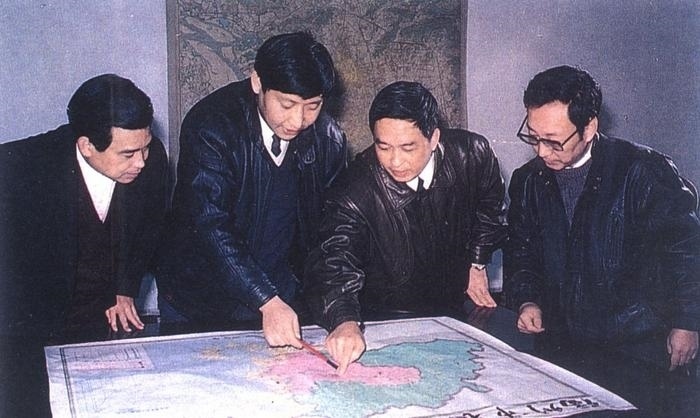 1991年12月，習(xí)近平與同事討論福州市戰(zhàn)略規(guī)劃設(shè)想。