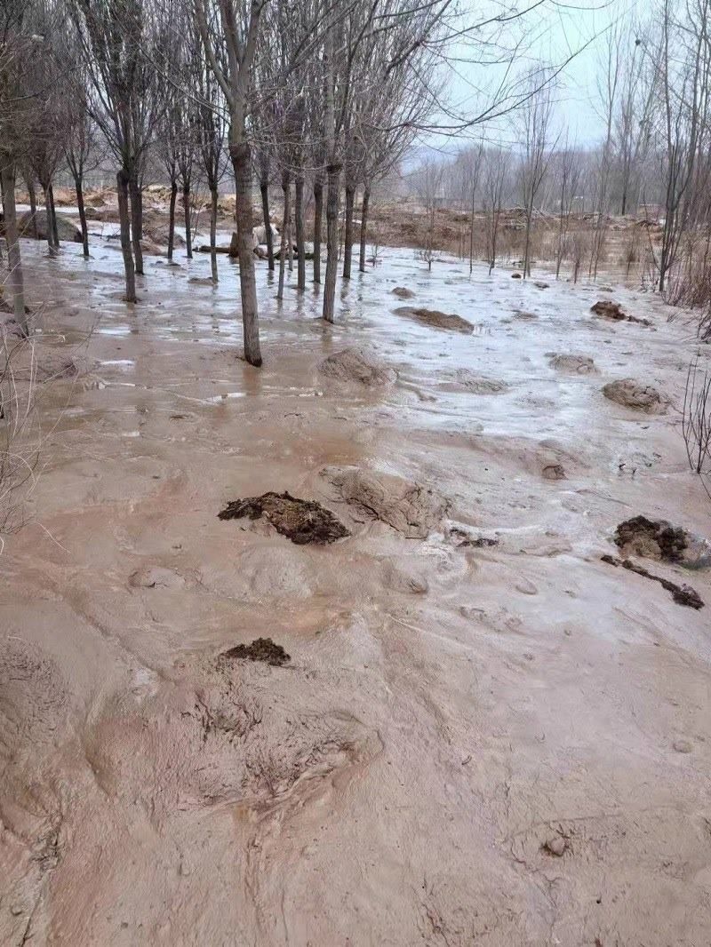 次生災(zāi)害襲擊過的村落。喬棟攝。