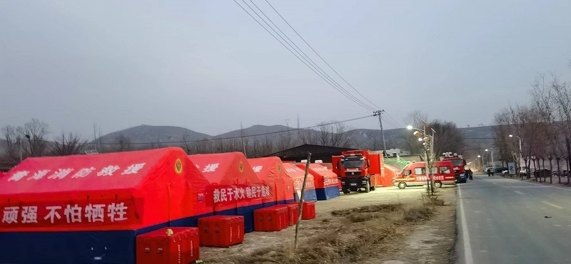 救災(zāi)隊(duì)員現(xiàn)場(chǎng)扎起了帳篷。王梅攝。