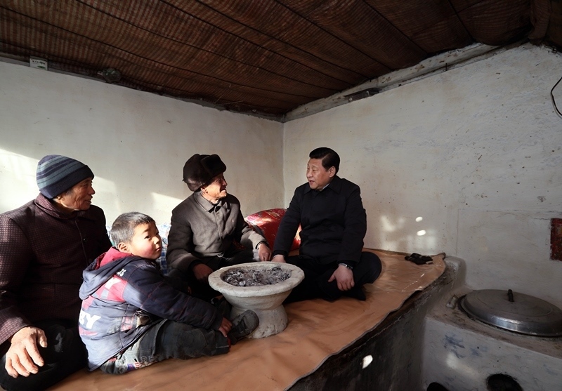 2012年12月30日，習(xí)近平在河北省阜平縣龍泉關(guān)鎮(zhèn)駱駝灣村看望唐榮斌老人一家。