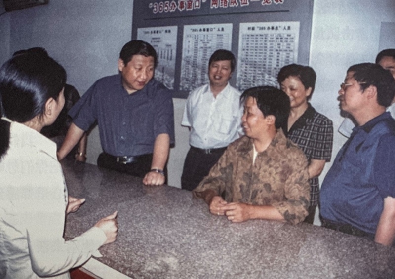 2003年6月，習(xí)近平在浙江金華市磐安縣新渥鎮(zhèn)“365辦事窗口”調(diào)研。