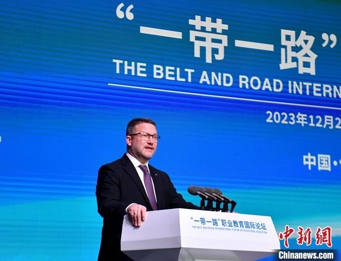 圖為活動(dòng)現(xiàn)場(chǎng)歐洲議會(huì)交通旅游委員會(huì)副主席烏伊海依·伊什特萬(wàn)致辭。 中新社記者 韓冰 攝