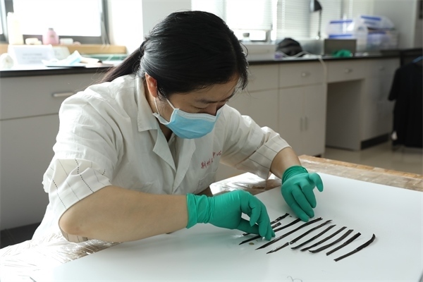 考古工作者正給竹簡排序。國家文物局供圖