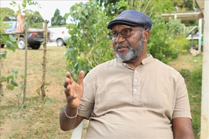 2023年12月18日，瓦努阿圖共和國(guó)總理夏洛特·薩爾維在瓦努阿圖公路項(xiàng)目二期馬勒庫(kù)拉段的移交儀式現(xiàn)場(chǎng)接受人民網(wǎng)采訪。人民網(wǎng) 賀吉攝