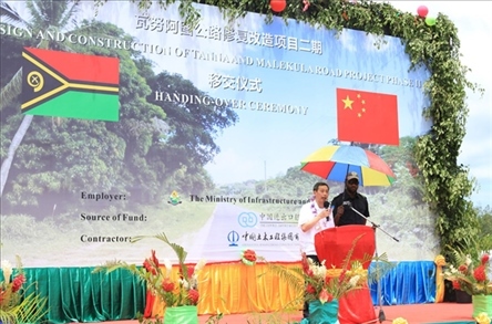 2023年12月18日，中國(guó)駐瓦努阿圖大使李名剛在瓦努阿圖公路項(xiàng)目二期馬勒庫(kù)拉段的移交儀式上發(fā)表致辭。人民網(wǎng) 賀吉攝