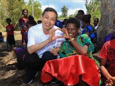 2023年12月18日，中國(guó)駐瓦努阿圖大使李名剛和前來(lái)觀看瓦努阿圖公路項(xiàng)目二期馬勒庫(kù)拉段移交儀式的當(dāng)?shù)鼐用窈嫌啊Ｈ嗣窬W(wǎng) 賀吉攝