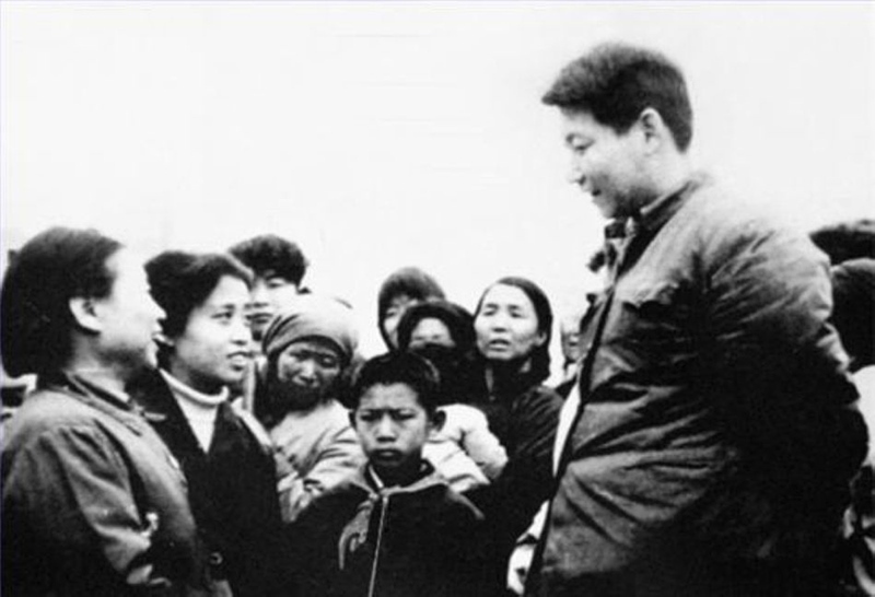 1983年，時(shí)任中共正定縣委書記的習(xí)近平同趙村群眾交談。