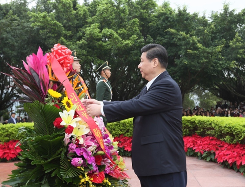 2012年12月8日，習(xí)近平在深圳蓮花山公園向鄧小平銅像敬獻(xiàn)花籃。