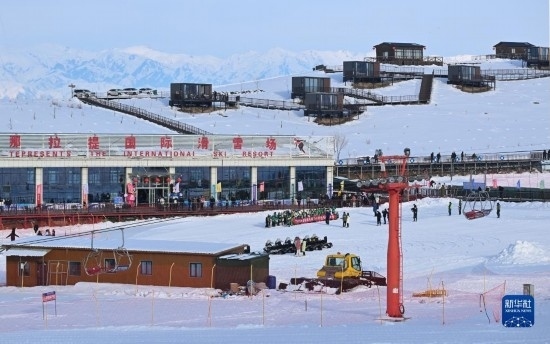 隨著新雪季的到來(lái)，那拉提國(guó)際滑雪場(chǎng)迎來(lái)眾多游客（(12月21日攝）。