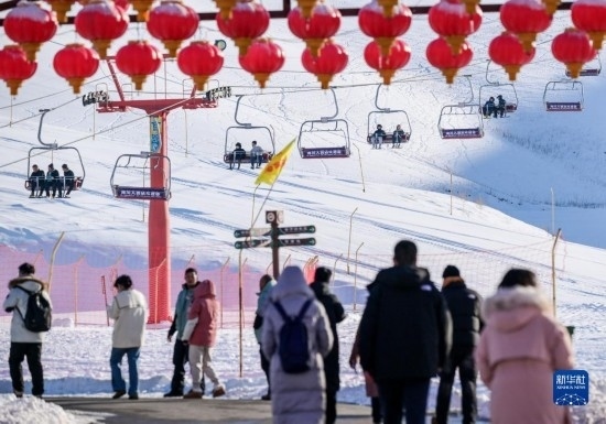 12月21日，那拉提國(guó)際滑雪場(chǎng)迎來(lái)眾多游客。