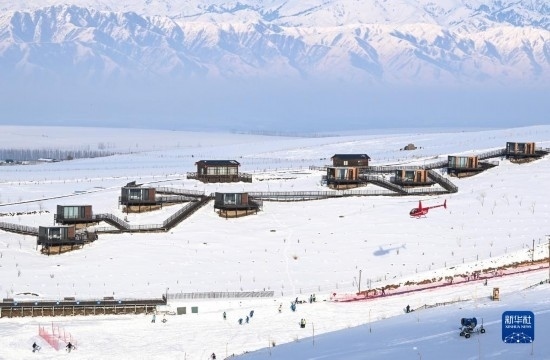 那拉提國(guó)際滑雪場(chǎng)旁新近落成的雪景星空民宿（12月21日攝）。