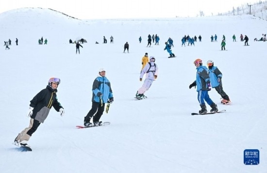 12月21日，游客在那拉提國(guó)際滑雪場(chǎng)滑雪。