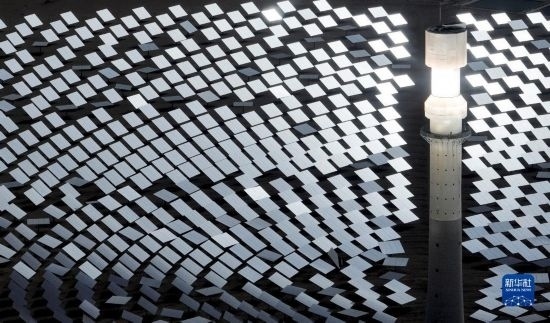 這是2023年6月11日在青海省海西蒙古族藏族自治州格爾木市拍攝的一座光熱電站（無(wú)人機(jī)照片）。 新華社記者 張宏祥 攝