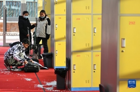 12月21日，游客在滑雪服務(wù)大廳整理滑雪裝備。