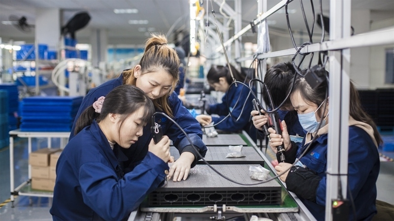 在新亞勝光電的產品線上，工人正進行產品組建和安裝布線。受訪者供圖