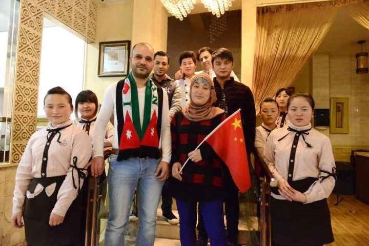 穆罕奈德夫婦與餐廳員工合影。共享聯(lián)盟·義烏 呂斌 攝