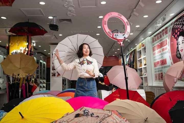 在義烏打拼了27年的商戶張吉英，正通過(guò)直播銷(xiāo)售雨傘。義烏市委宣傳部供圖