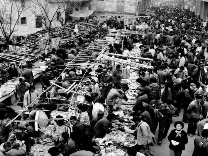 1982年，義烏湖清門(mén)馬路市場(chǎng)場(chǎng)景。拍友 金福根 攝