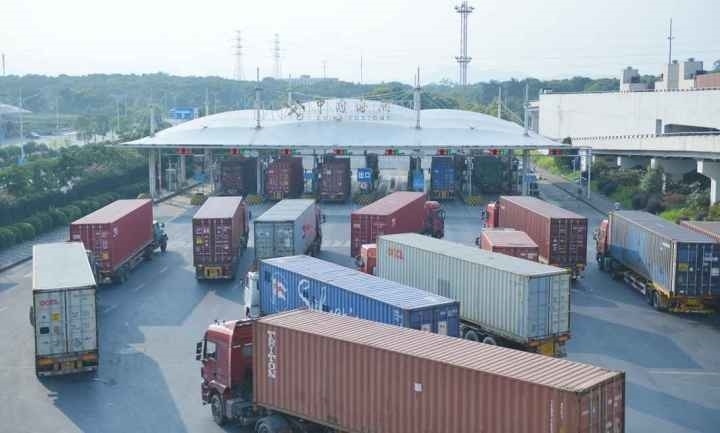 義烏海關(guān)排隊(duì)等待出關(guān)的車(chē)輛。共享聯(lián)盟·義烏 吳峰宇 攝