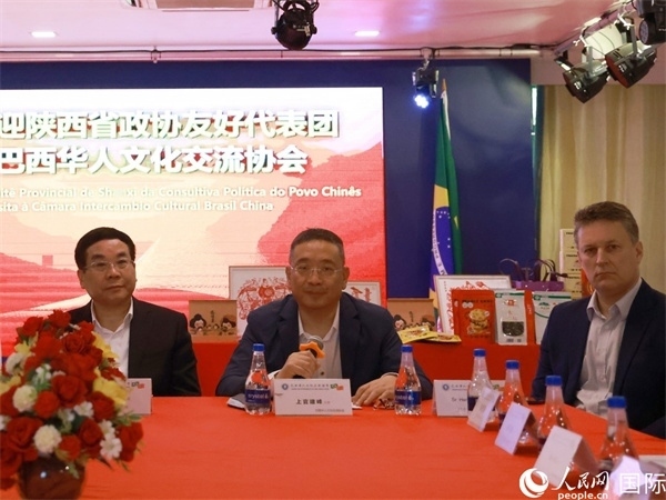 巴西華人文化交流協(xié)會(huì)主席上官建峰（中）在座談會(huì)上發(fā)言。人民網(wǎng)記者 陳海琪攝