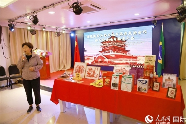 代表團(tuán)成員、咸陽市政協(xié)主席李曉靜向與會(huì)嘉賓介紹了陜西的特色產(chǎn)品。人民網(wǎng)記者 陳海琪攝