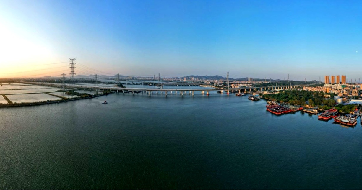 汕汕鐵路練特江大橋。國鐵集團供圖