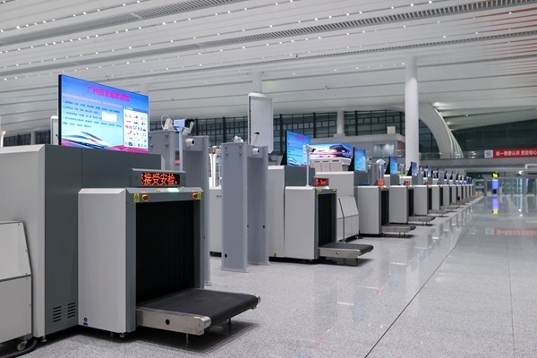 進站大廳整齊擺放的安檢儀。