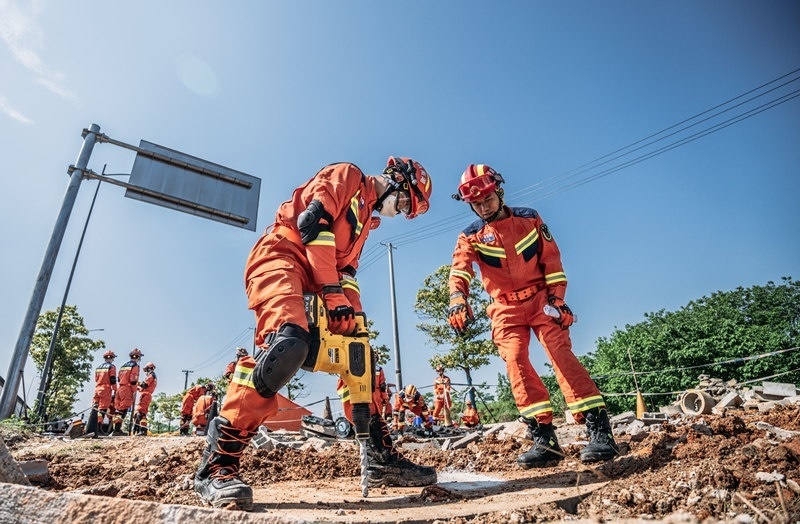 周彩琪和隊(duì)友在救援現(xiàn)場(chǎng)。受訪(fǎng)者供圖