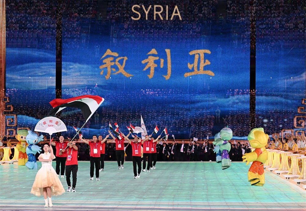 2023年9月23日，敘利亞代表團(tuán)在第19屆亞洲運(yùn)動(dòng)會(huì)開幕式上入場(chǎng)。新華社記者 程敏 攝