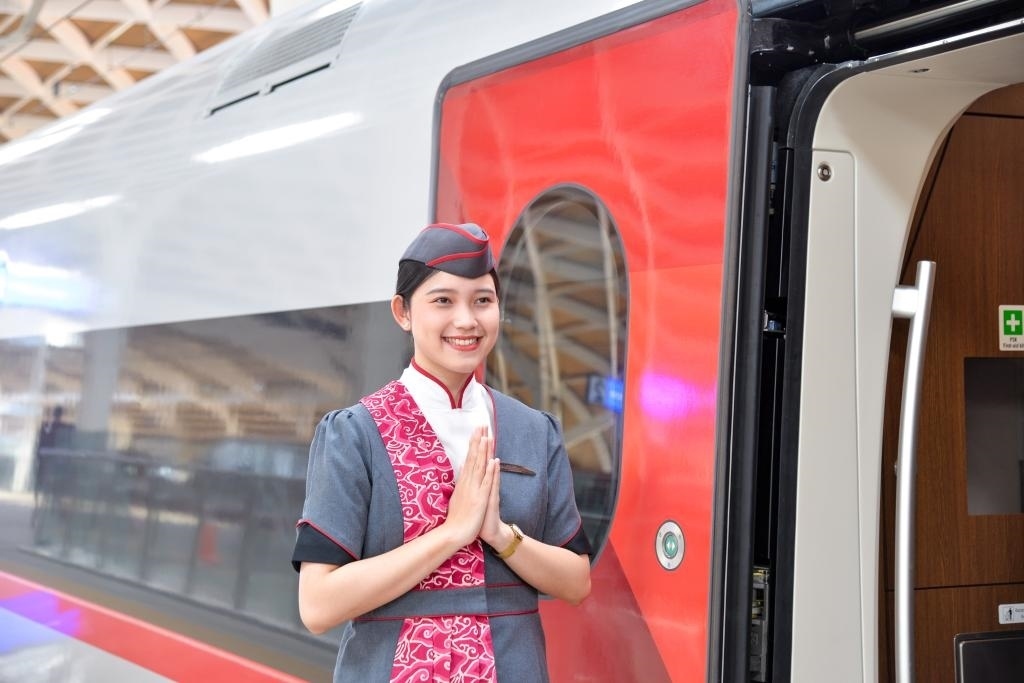 12月12日，乘務(wù)人員在印度尼西亞雅加達(dá)的哈利姆車(chē)站站臺(tái)歡迎乘坐雅萬(wàn)高鐵的乘客。新華社記者徐欽攝