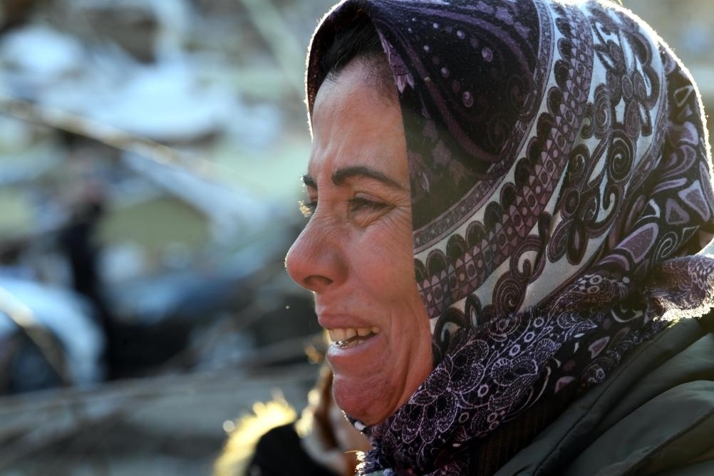 2月8日，在土耳其哈塔伊的一處地震廢墟，當(dāng)?shù)鼐用竦却H人的消息。新華社記者沙達(dá)提攝