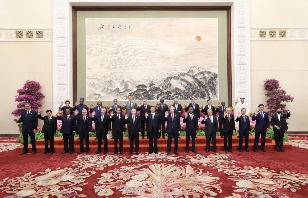 10月18日上午，國(guó)家主席習(xí)近平在北京人民大會(huì)堂出席第三屆“一帶一路”國(guó)際合作高峰論壇開幕式并發(fā)表題為《建設(shè)開放包容、互聯(lián)互通、共同發(fā)展的世界》的主旨演講。這是會(huì)前，習(xí)近平同出席高峰論壇的外國(guó)國(guó)家元首、政府首腦和國(guó)際組織負(fù)責(zé)人等國(guó)際貴賓集體合影。新華社記者 黃敬文 攝