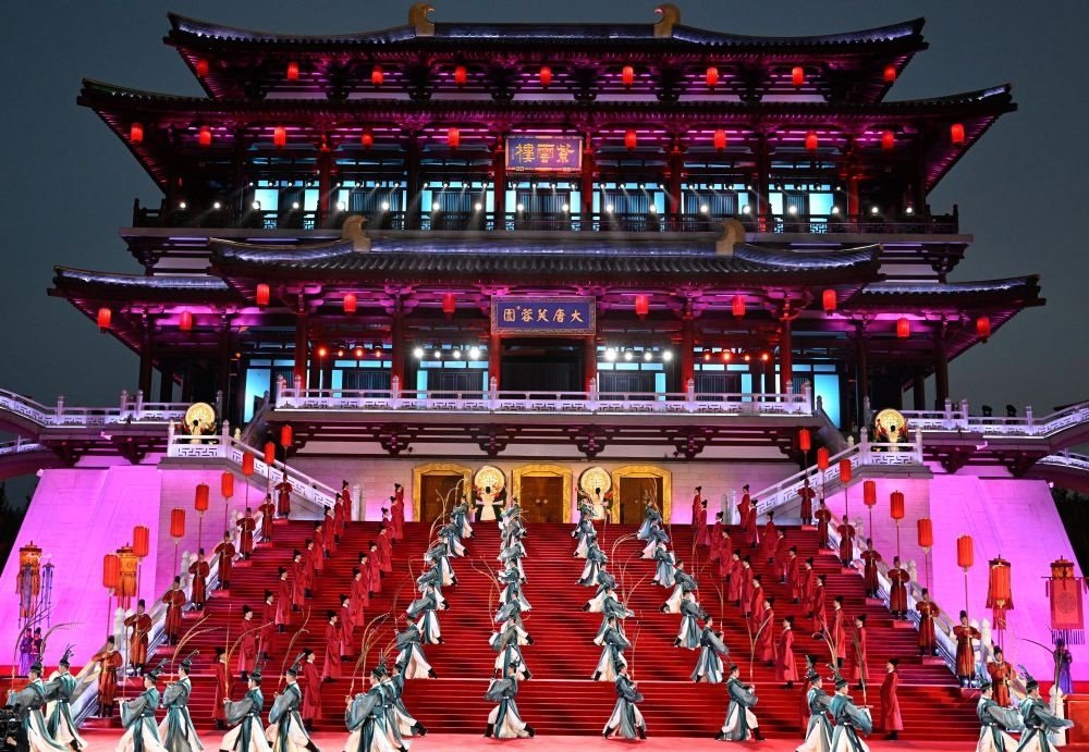 這是2023年5月18日在陜西省西安市大唐芙蓉園拍攝的中國(guó)—中亞峰會(huì)歡迎儀式。新華社記者 申宏 攝