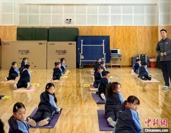 逸陽(yáng)文思學(xué)校學(xué)生正在進(jìn)行運(yùn)動(dòng)恢復(fù)矯正訓(xùn)練。<a target='_blank' href='/' ><p align=