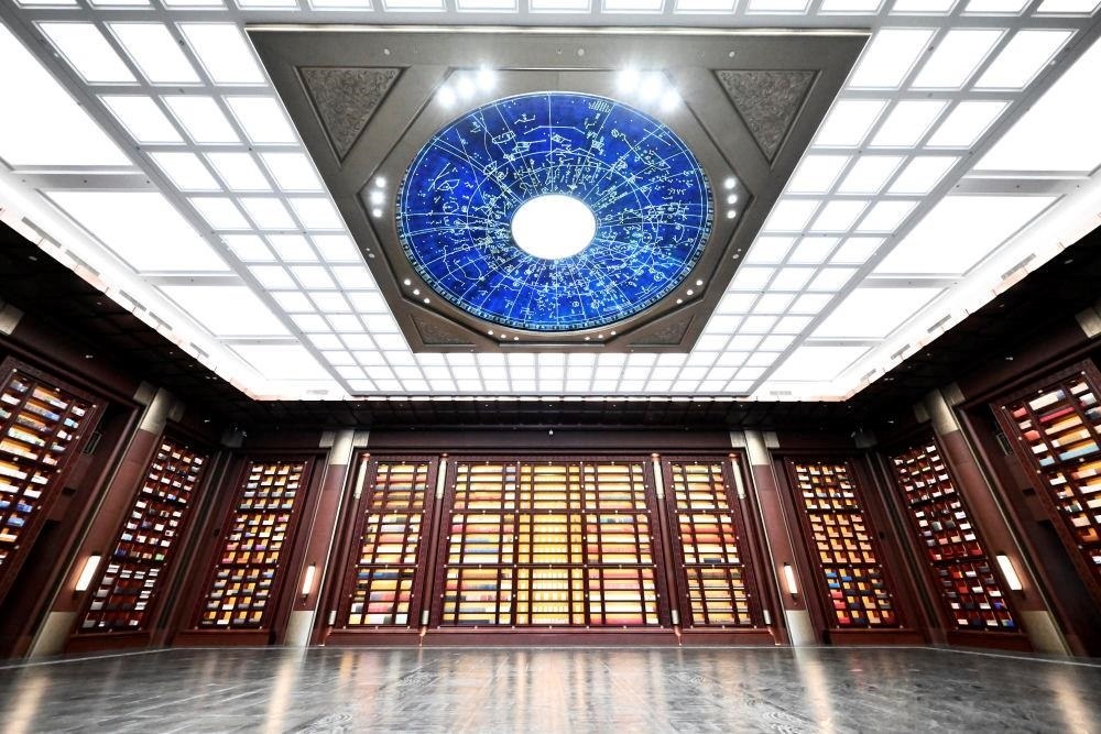 △中國(guó)國(guó)家版本館中央總館“文瀚閣”內(nèi)景。星空穹頂上是一幅宋代石刻天文圖，傳遞著“文瀚閣”的寓意：中華文明如星空般浩瀚璀璨。