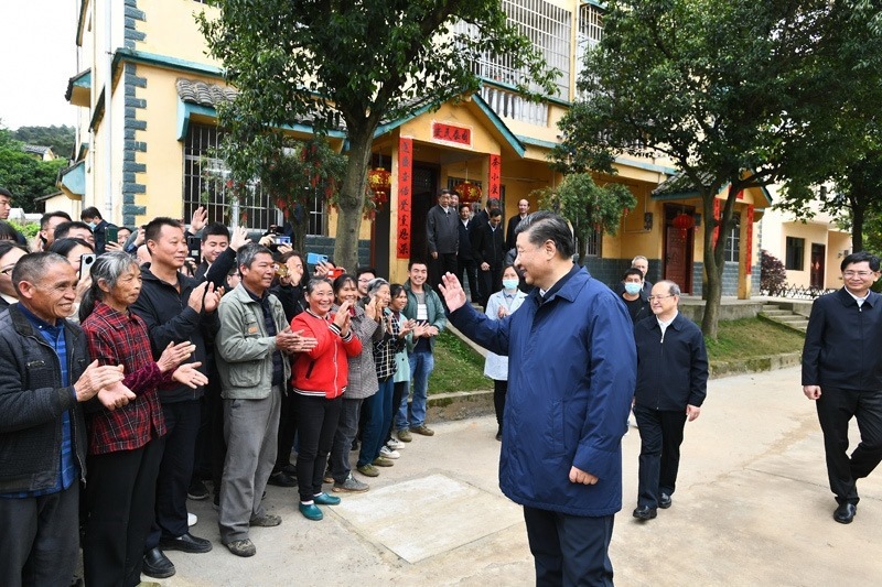 2021年4月25日，習(xí)近平總書(shū)記在廣西桂林市全州縣才灣鎮(zhèn)毛竹山村考察時(shí)，同鄉(xiāng)親們親切交流。新華社記者 謝環(huán)馳 攝