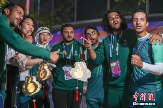 資料圖：9月29日，中國傳統(tǒng)節(jié)日中秋節(jié)，杭州亞運會運動員村舉辦中秋主題活動，中外運動員們歡聚一堂。圖為沙特阿拉伯運動員手持燈籠拍攝照片。<a target='_blank' href='/'><p align=