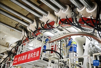 12月30日，中鐵十四局技術人員在盾構掘進開始前檢查“海天號”盾構機。新華社記者 李紫恒 攝