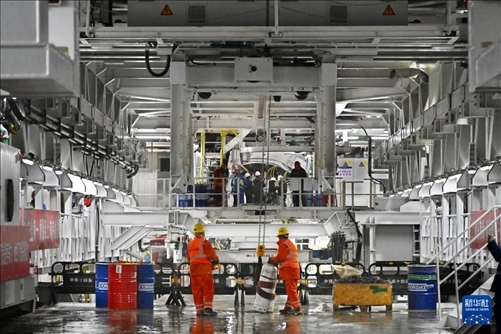 12月30日，建設者在青島膠州灣第二隧道工程南線主線隧道盾構掘進現(xiàn)場作業(yè)。新華社記者 李紫恒 攝