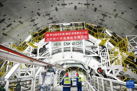 12月30日，中鐵十四局技術人員在盾構掘進開始前檢查“海天號”盾構機。新華社記者 李紫恒 攝