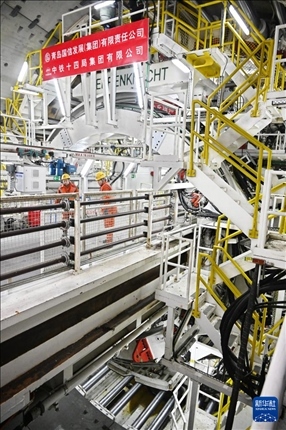 12月30日，建設者在青島膠州灣第二隧道工程南線主線隧道盾構掘進現(xiàn)場作業(yè)。新華社記者 李紫恒 攝