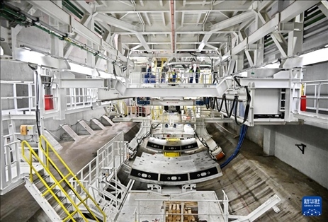 12月30日，建設者在青島膠州灣第二隧道工程南線主線隧道盾構掘進現(xiàn)場作業(yè)。新華社記者 李紫恒 攝