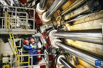 12月30日，中鐵十四局技術人員在盾構掘進開始前檢查“海天號”盾構機。新華社記者 李紫恒 攝