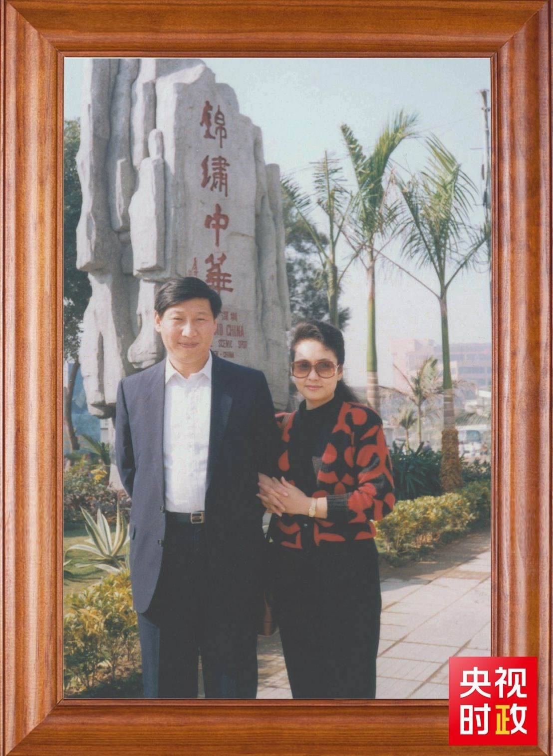 △這是習(xí)近平和夫人彭麗媛的合影。這張照片第一次出現(xiàn)在他的書(shū)架上。