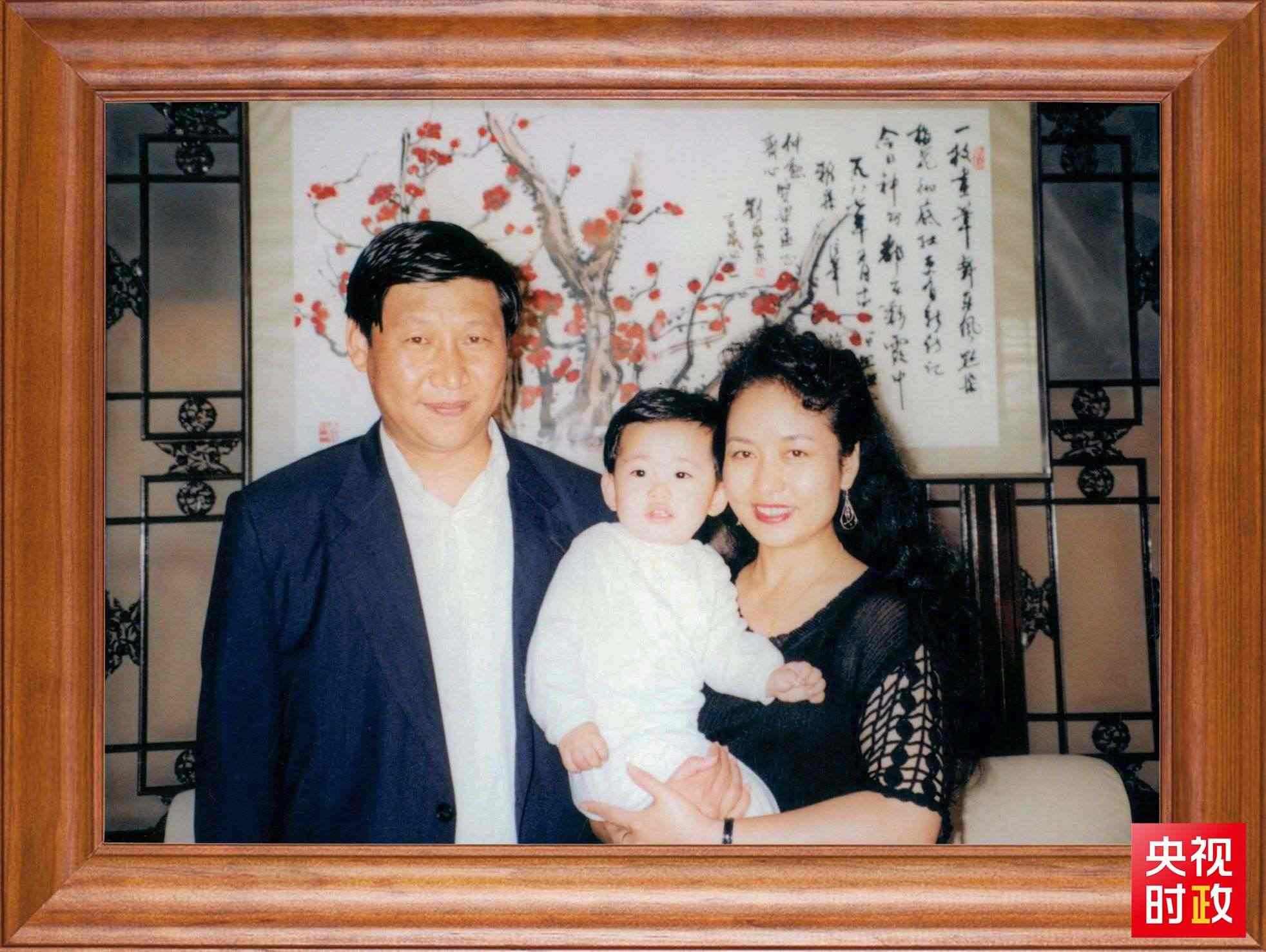 △這是習(xí)近平一家三口的合影。這張照片第一次出現(xiàn)在他的書(shū)架上。